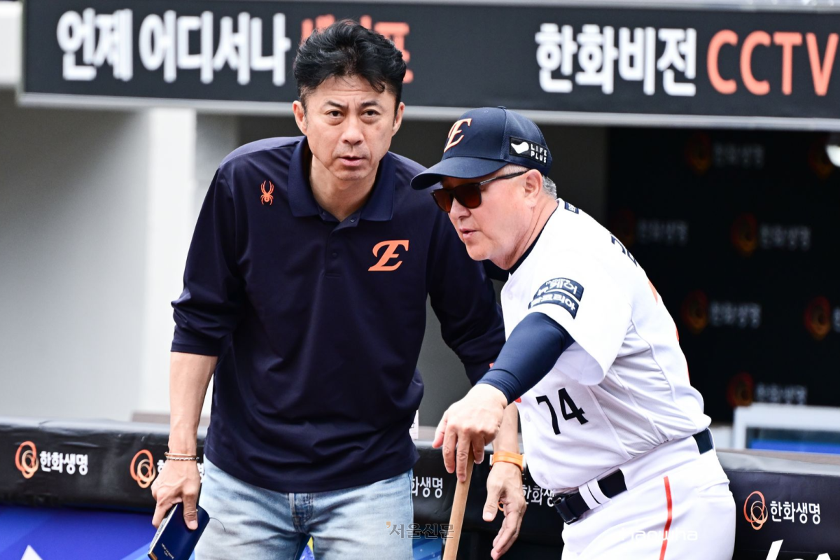 한화 이글스 손혁 전 단장과 김경문 전 감독 자료사진